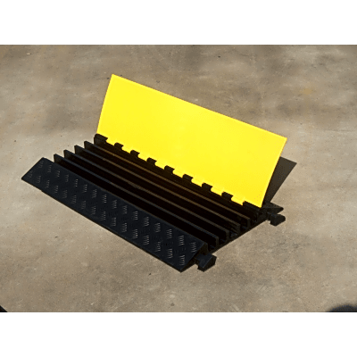 Protector de Cable de 5 Canales / Base de Goma y Tapa de Plástico / Capacidad 4.6 Toneladas / Canal 38x35MM / Longitud 90 cm / Amarillo y Negro | AC905-CV