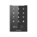 Lector de Tarjetas PROX EM y de Códigos QR / Teclado para Contraseña / Compatible con Controladores DSK2600 Series Hikvision / Comunicación RS485 y WIEGAND / IP65 | DS-K1109EKB-QR