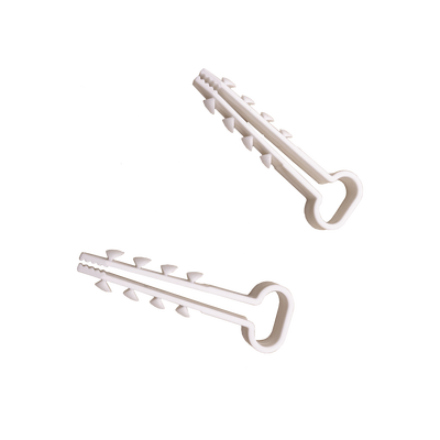 Bolsa con 100 clips sujetadores de plástico para cables de 6 a 12 mm. Ideales para instalaciones en pared, brindan sujeción firme y segura. | LPHOLD10