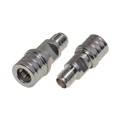 Adaptador en Línea de Bajo PIM, de Conector QMA (Quick Mate) Macho a SMA Hembra, Bronce Blanco/ Oro/ Teflón. | RQA-5405-LP