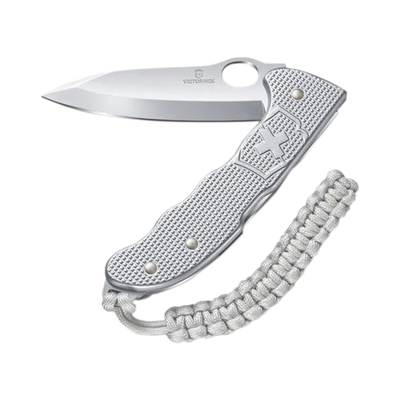 Navaja Victorinox Hunter con Cachas Alox Acanaladas y Hoja a una Mano. Con Colgante Paracord Plateado. | VM26
